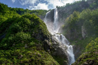 Avrupa 'nın en yüksek şelalesi. Bahar doğası manzarası