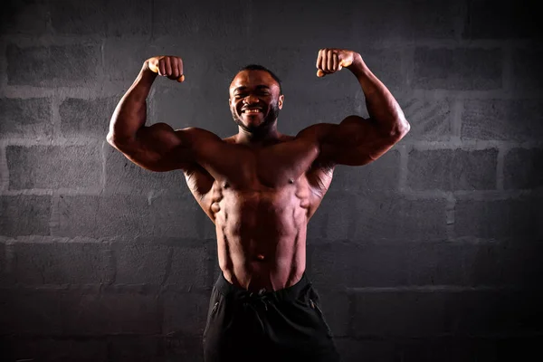 Nahaufnahme Eines Bodybuilders Afroamerikanischer Sportler Posiert Und Demonstriert Die Muskulöse — Stockfoto