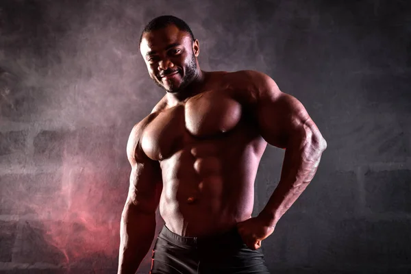 Fechar Fisiculturista Africano Americano Atleta Masculino Posando Demonstrando Músculos Abdominais — Fotografia de Stock