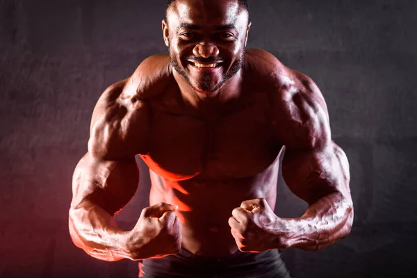 Närbild Kroppsbyggare Afroamerikansk Manlig Idrottsman Poserar Demonstrerar Muskulös Utveckling Biceps — Stockfoto