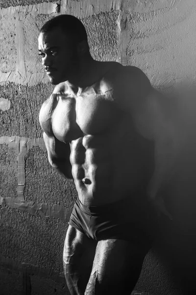 Schwarz Weiß Schuss Afrikanischer Männlicher Athlet Posiert Und Demonstriert Muskelentwicklung — Stockfoto