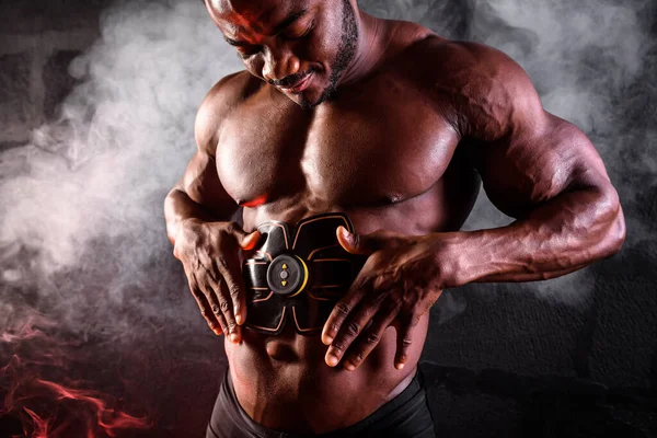 Bodybuilder Mâle Africain Utilise Ceinture Électronique Muscle Stimulateur Muscles Abdominaux — Photo