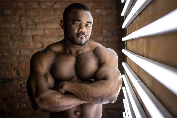 Homem Atlético Afroamericano Forte Com Músculos Forma Perfeita Fundo Tijolo — Fotografia de Stock