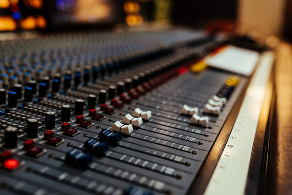 Профессиональная аудиомикшерная консоль с фэйдерами и регулирующими кнопками
