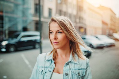 Güzel bir genç kadının şehir portresi. Yumuşak odaklanma, iyi film kazanım dokusu.