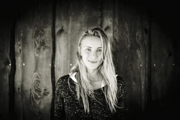 Černobílý Portrét Mladé Ženy Před Dřevěnou Zdí Přirozené Světlo — Stock fotografie