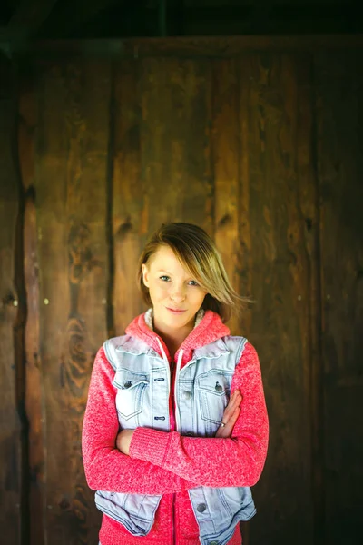 Portrait Young Woman Front Wooden Wall Natural Light — Stock Photo, Image