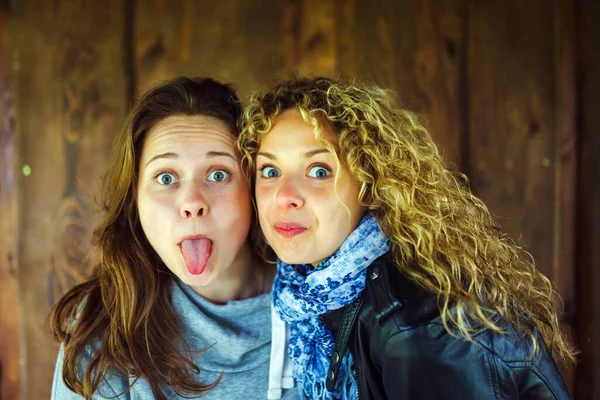 Retrato Duas Jovens Frente Parede Madeira Luz Natural — Fotografia de Stock