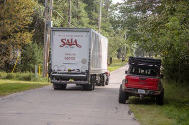 Anayolda büyük bir kamyon..
