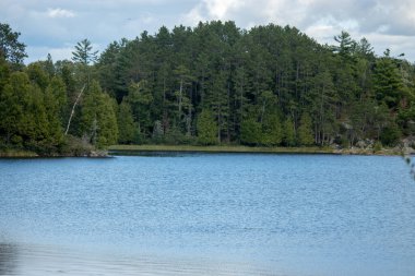 Suda yansıması olan güzel bir göl.