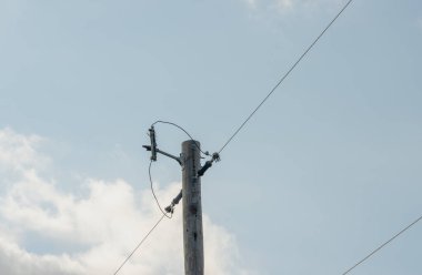 güç hattı üzerinde mavi gökyüzü