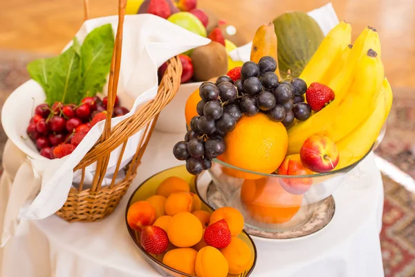 Decoración Con Deliciosas Frutas Maduras Mesa Blanca — Foto de Stock