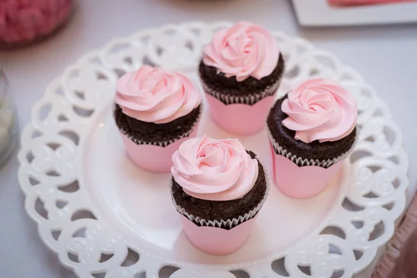 Gustosi Cupcake Decorazione Rosa Stand Primo Piano — Foto Stock