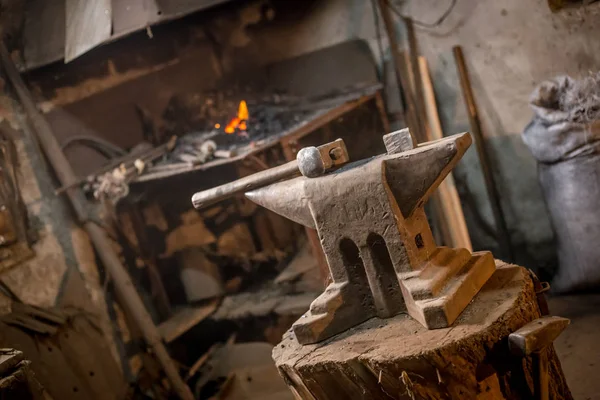 Vecchio Martello Fabbro Incudine Officina Letto Essere Utilizzato Forgiatura Del — Foto Stock