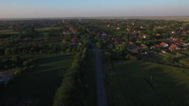 Düz bir arazi küçük köyde dron havadan görüntüleri