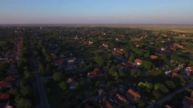 Düz bir arazi küçük köyde dron havadan görüntüleri