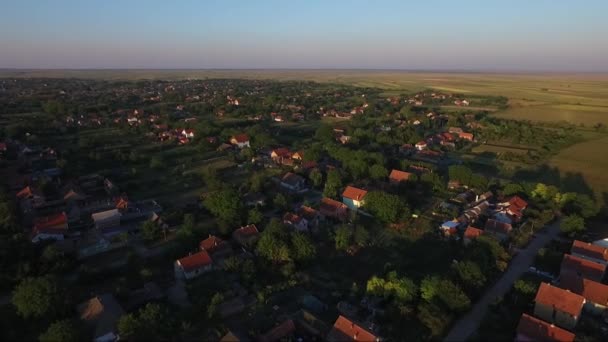Düz Bir Arazi Küçük Köyde Dron Havadan Görüntüleri — Stok video