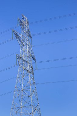 Yüksek gerilim elektrik hatları santralini kapatın. Yüksek gerilim elektrik iletim pilon silüeti