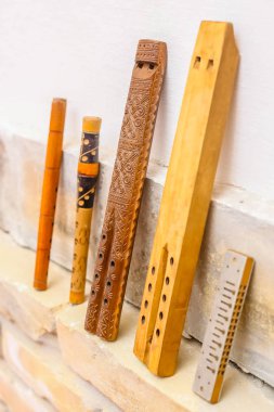Duvarda geleneksel Sırp ahşap frula. Geleneksel Sırp müzik enstrümanı.