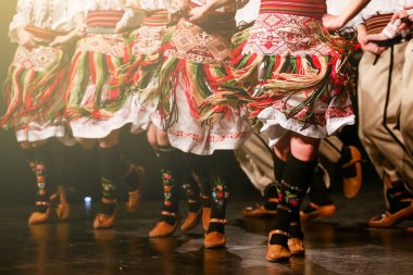 Geleneksel kostüm genç Sırp dansçılar. Folklor Sırbistan.