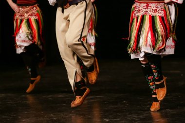 Geleneksel kostüm genç Sırp dansçılar. Folklor Sırbistan.