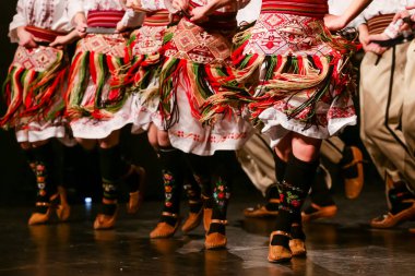 Geleneksel kostüm genç Sırp dansçılar. Folklor Sırbistan.