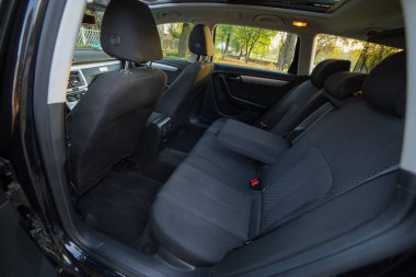 Belgrad, Sırbistan, 14 Ekim. 2018: Passat B7 mavi hareketli arka koltuklar