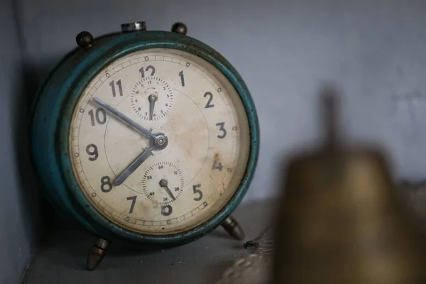 旧的深绿色老式闹钟与生锈的角落 旧储物柜 — 图库照片