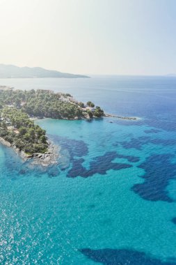 Deniz uçağı hava görünümünü taşlar ve mavi su.