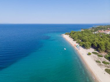 Deniz kıyısında, kumlu plaj ve mavi su dron havadan görünümü.