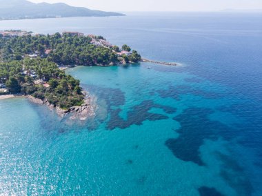 Deniz uçağı hava görünümünü taşlar ve mavi su.