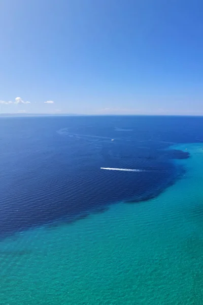 Drone Vista Aérea Água Mar Azul Barco — Fotografia de Stock
