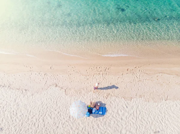 Drony Letecký Pohled Shora Písečné Pláže Mořské Vody Tříčlenné Rodiny — Stock fotografie