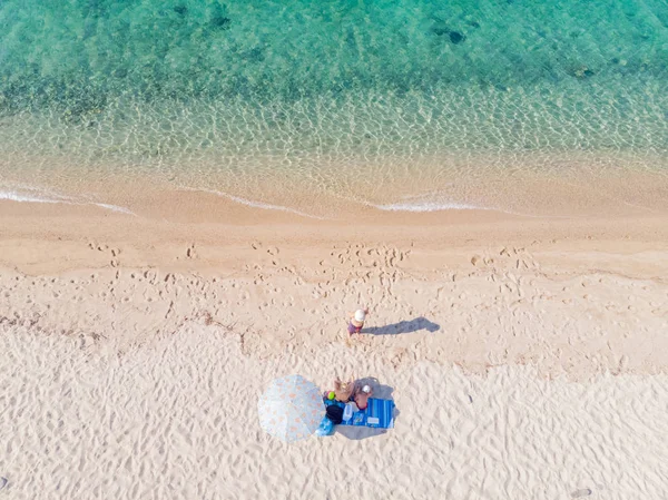 Drony Letecký Pohled Shora Písečné Pláže Mořské Vody Tříčlenné Rodiny — Stock fotografie
