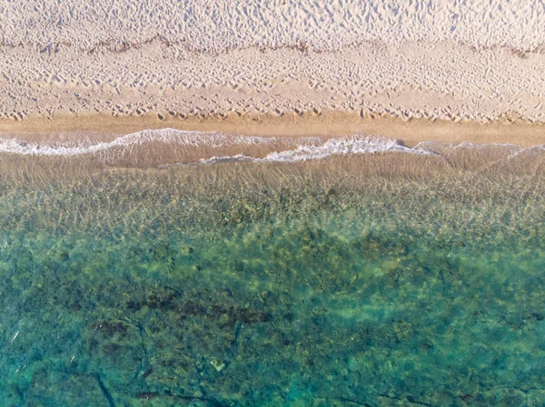 Drony Letecký Pohled Shora Písečné Pláže Zelené Modré Mořské Vody — Stock fotografie