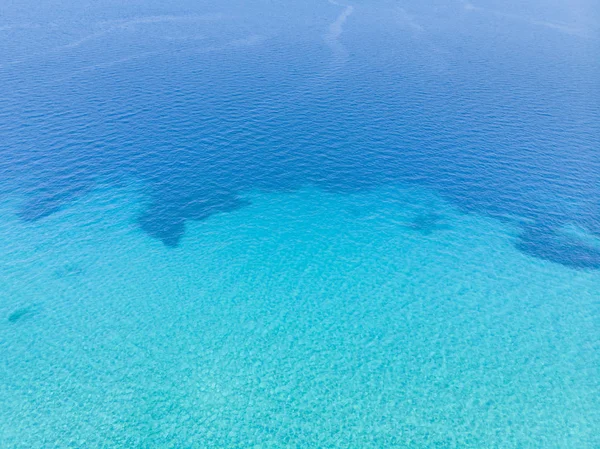 Κηφήνας Αεροφωτογραφία Του Μπλε Θαλασσινό Νερό — Φωτογραφία Αρχείου