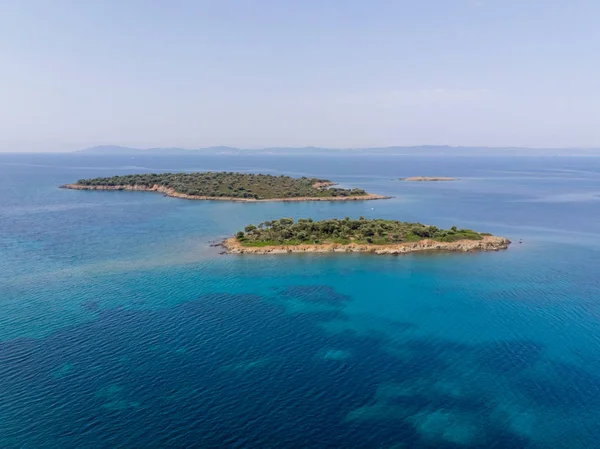 Duas Pequenas Ilhas Rodeadas Água Azul Mar Com Montanhas Fundo — Fotografia de Stock
