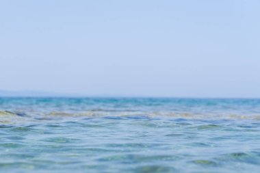 Deniz suyu güneşli, Doğa arka plan. Okyanus manzarası gün güneşli yaz.
