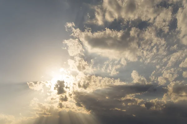 太阳的光线穿过云层 — 图库照片