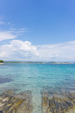 Deniz suyu parçalı bulutlu gün, Doğa arka plan. Okyanus manzarası gün güneşli yaz.