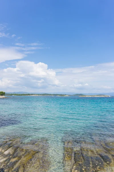 Deniz suyu parçalı bulutlu gün, Doğa arka plan. Okyanus manzarası gün güneşli yaz.