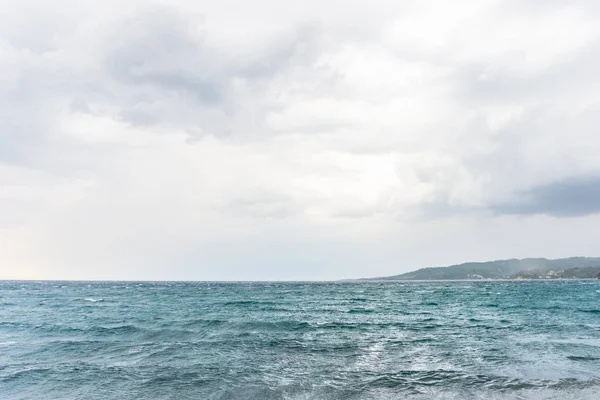 Zee Water Golven Bewolkte Dag Aard Achtergrond Uitzicht Oceaan Bewolkt — Stockfoto