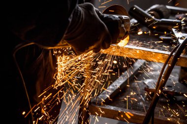 Kaynak taşlama makinası araba mekanik eller kapatın. Kesme araba egzoz borusu süre Zimpara kıvılcım