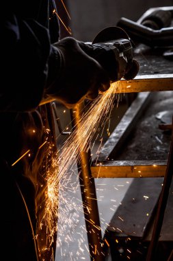 Kaynak taşlama makinası araba mekanik eller kapatın. Kesme araba egzoz borusu süre Zimpara kıvılcım