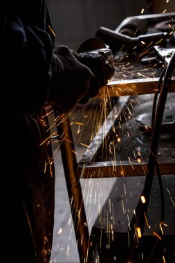 Kaynak taşlama makinası araba mekanik eller kapatın. Kesme araba egzoz borusu süre Zimpara kıvılcım