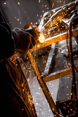 Kaynak taşlama makinası araba mekanik eller kapatın. Kesme araba egzoz borusu süre Zimpara kıvılcım