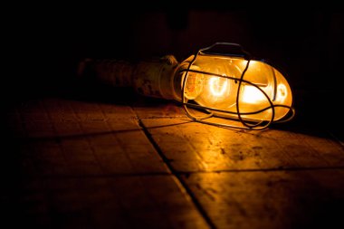 Ampul araba mekanik atölye döşeme metal durumunda