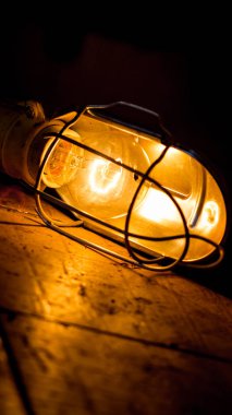 Ampul araba mekanik atölye döşeme metal durumunda.