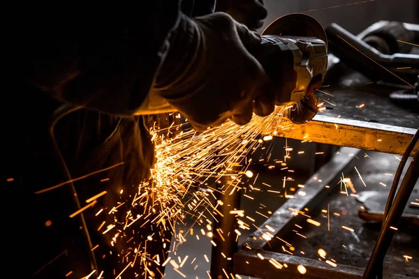 Kaynak taşlama makinası araba mekanik eller kapatın. Kesme araba egzoz borusu süre Zimpara kıvılcım