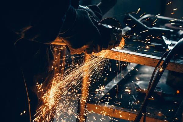 Kaynak taşlama makinası araba mekanik eller kapatın. Kesme araba egzoz borusu süre Zimpara kıvılcım